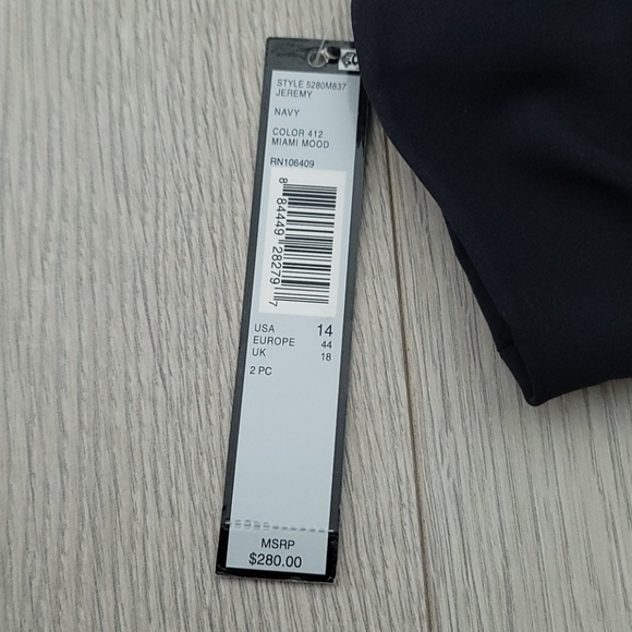 Tahari suit - Picture 4 of 4